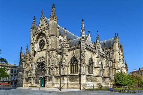 De Basilique Saint-Michel: Een mystieke oase van gotische grandeur!