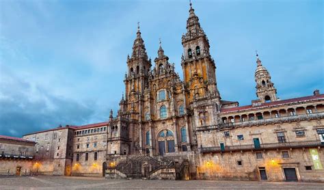 De Catedral de Santiago de Compostela: Een pelgrimsmonument met een rijke geschiedenis en adembenemende architectuur!