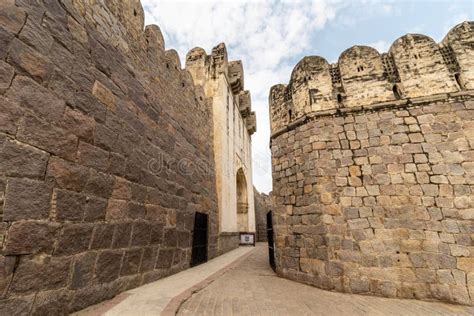 De Golconda Fort: Een Monumentale Steenuur met Echoënde Verhalen!