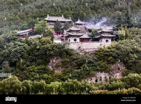  De Xiangshan-tempel: Een Oase van Kalmte en Culturele Schatten