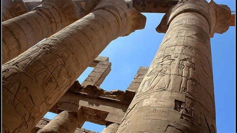  Het Vrouwelijke Standbeeld van Luxor: Een Mysterieuze Reis Door de Tijd en een Oase van Stilte in het Hart van Egypte!